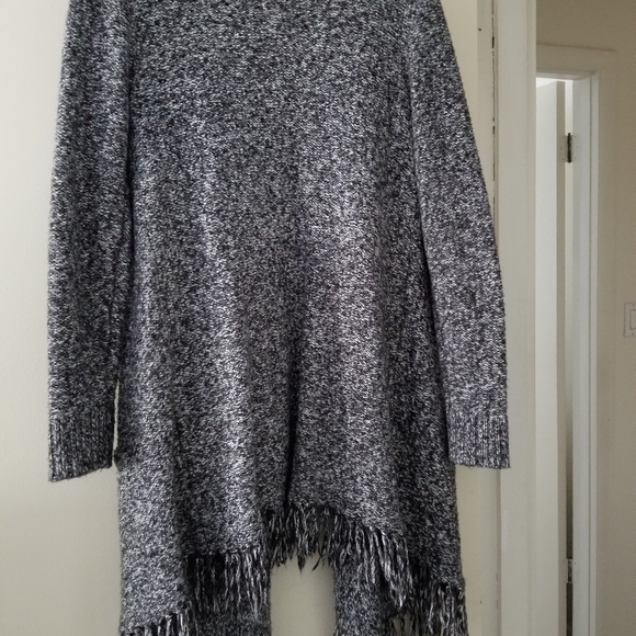 Medium Large sweater in black and white with fringe. - Picture 3 of 5